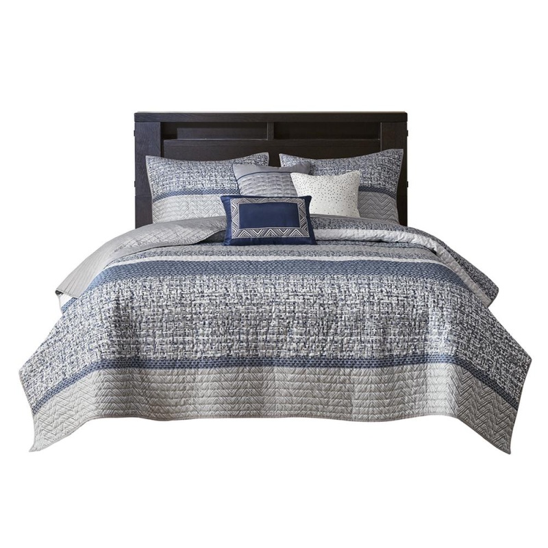 6 Piece Reversible Jacquard Quilt Set With Throw Pillows