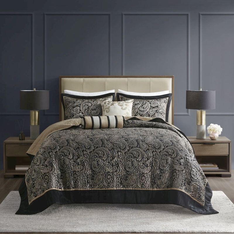 5 Piece Jacquard Bedspread Set With Throw Pillows