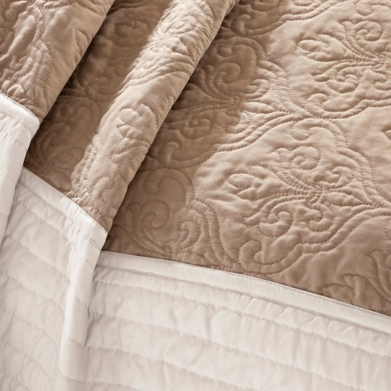 7 Piece Quilt Set With Euro Shams And Throw Pillows