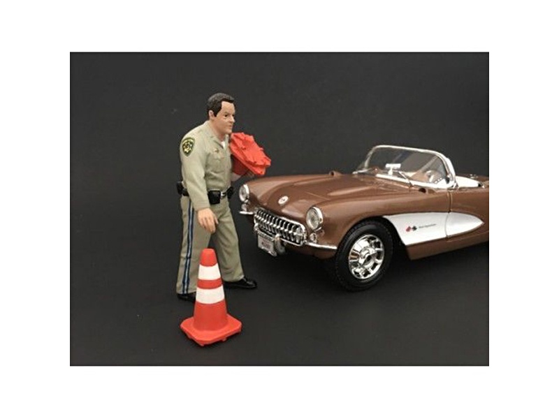 Highway Patrol Officer Collecting Cones Figurine / Figure For 1:18 Models By American Diorama