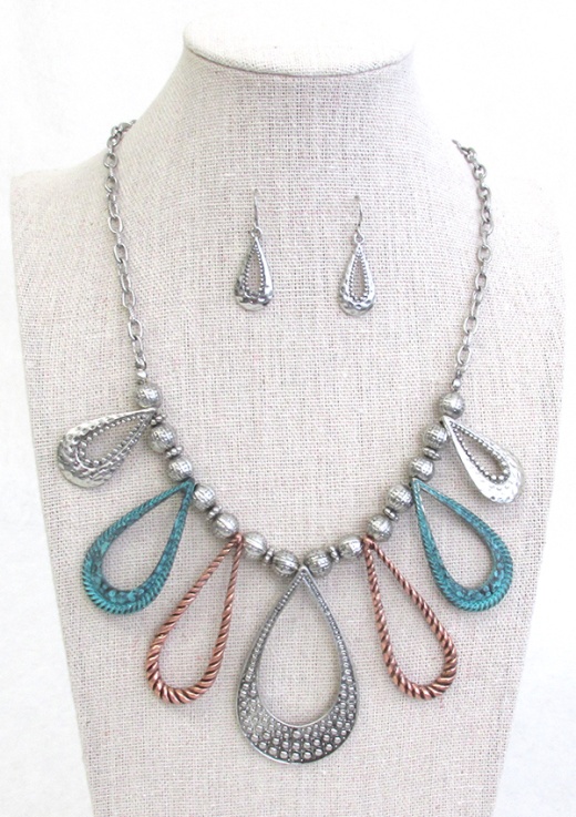 Multi Textured Teardrop Pendant Necklace Set