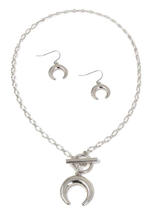 Tusk Pendant Toggle Necklace Set