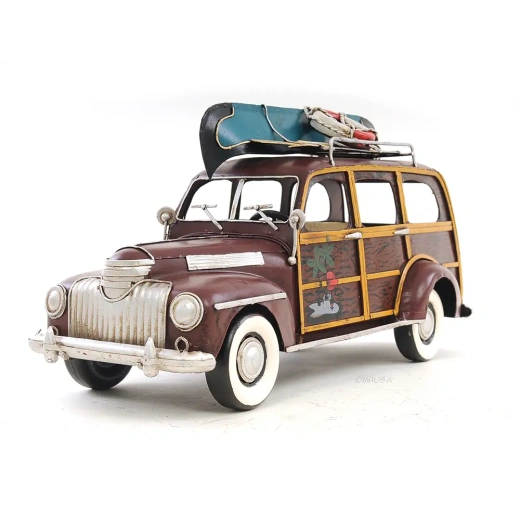 1947 Chevrolet Suburban W/Canoe 1:14 Scale Model