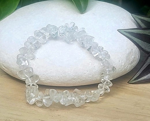 Stretchable Chips Stone Bracelet: Clear Quartz